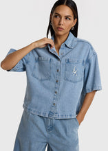 Lade das Bild in den Galerie-Viewer, Denim Shortsleeve Blouse | ALIX The Label
