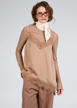 Lade das Bild in den Galerie-Viewer, Tami Satin Top Almond Mist Acid | Oh April