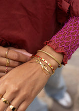 Lade das Bild in den Galerie-Viewer, Armreif mit kleinen Herzen