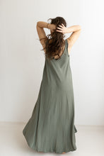 Lade das Bild in den Galerie-Viewer, Flowy Summer Dress „MYKONOS“ | Khaki & Schwarz