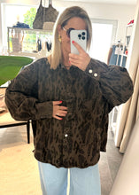 Lade das Bild in den Galerie-Viewer, Oversize Shirt Statementknöpfe | Animal Print