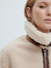 Lade das Bild in den Galerie-Viewer, Ariana Teddy Jacket | Edited