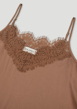 Lade das Bild in den Galerie-Viewer, Tami Satin Top Almond Mist Acid | Oh April