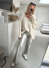 Lade das Bild in den Galerie-Viewer, So Soft Pullover mit V-Ausschnitt | Zwei Farben