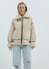 Lade das Bild in den Galerie-Viewer, Ariana Teddy Jacket | Edited