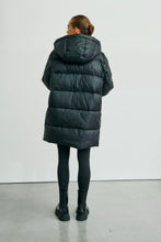 Lade das Bild in den Galerie-Viewer, 3/4 Pufferjacke „Abby“ Black | Withblack