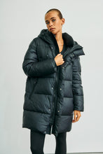 Lade das Bild in den Galerie-Viewer, 3/4 Pufferjacke „Abby“ Black | Withblack