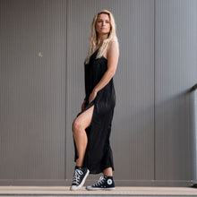 Lade das Bild in den Galerie-Viewer, Basic Satinkleid mit hohem Beinschlitz