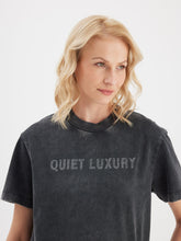 Lade das Bild in den Galerie-Viewer, T-Shirt Lucia Quiet Luxury Black | C.O.J
