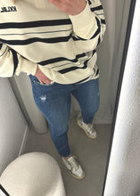 Lade das Bild in den Galerie-Viewer, Mom Fit Jeans mit Stretch | Destroyed | KIRA
