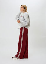 Lade das Bild in den Galerie-Viewer, Kael Lace Trackpants Merlot | Oh April
