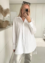 Lade das Bild in den Galerie-Viewer, Verlängerte Bluse "VIVI" | Weiß &amp; Schwarz
