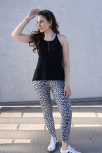 Lade das Bild in den Galerie-Viewer, Top "TINA"  regular | Outryght - Schwarz, Weiß &amp; Faded Black (washed)

