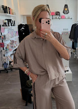 Lade das Bild in den Galerie-Viewer, Cropped Bluse Carol Stripes | Taupe
