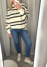 Lade das Bild in den Galerie-Viewer, Mom Fit Jeans mit Stretch | Destroyed | KIRA
