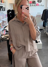 Lade das Bild in den Galerie-Viewer, Cropped Bluse Carol Stripes | Taupe
