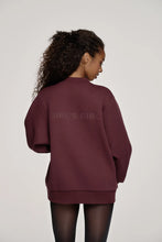 Lade das Bild in den Galerie-Viewer, Niva Sweat Bomberjacket Aubergine Brown | Oh April x Saint Sass
