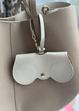 Lade das Bild in den Galerie-Viewer, Brillen Etui als Taschen Charm
