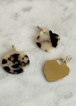 Lade das Bild in den Galerie-Viewer, Gold &amp; Leo Charm groß
