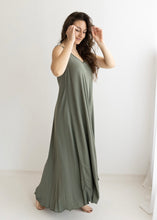 Lade das Bild in den Galerie-Viewer, Flowy Summer Dress „MYKONOS“ | Khaki &amp; Schwarz
