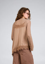 Lade das Bild in den Galerie-Viewer, Tami Satin Top Almond Mist Acid | Oh April
