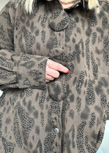 Lade das Bild in den Galerie-Viewer, Oversize Shirt Statementknöpfe | Animal Print
