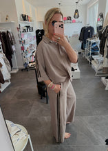 Lade das Bild in den Galerie-Viewer, Cropped Bluse Carol Stripes | Taupe
