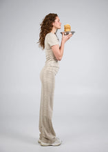 Lade das Bild in den Galerie-Viewer, Joy Slim Fit T-Shirt Micro Leo Beige | Oh April
