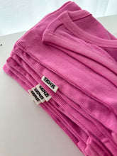 Lade das Bild in den Galerie-Viewer, Geripptes Tanktop Til:da Weiß &amp; Pink | Senses.The Label
