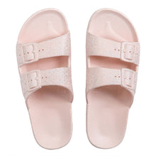 Lade das Bild in den Galerie-Viewer, Vegane Sandale Rosie aus recyceltem Material | Beige Glitter | Freedom Moses
