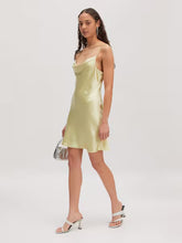 Lade das Bild in den Galerie-Viewer, Jessie Dress Dusty Yellow | Edited
