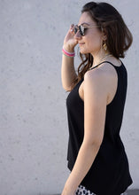 Lade das Bild in den Galerie-Viewer, Top "TINA"  regular | Outryght - Schwarz, Weiß &amp; Faded Black (washed)
