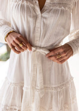 Lade das Bild in den Galerie-Viewer, Weisses Lochspitzen Kleid mit Bindegürtel | My Jewellery
