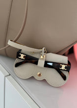 Lade das Bild in den Galerie-Viewer, Brillen Etui als Taschen Charm
