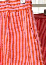 Lade das Bild in den Galerie-Viewer, Musselin Shorts | Neon Stripes
