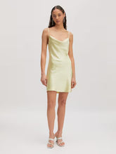 Lade das Bild in den Galerie-Viewer, Jessie Dress Dusty Yellow | Edited
