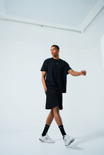 Lade das Bild in den Galerie-Viewer, Boyfriend T-Shirt Black | Oh April
