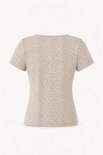 Lade das Bild in den Galerie-Viewer, Kalina Slim Fit T-Shirt Micro Leo Beige | Oh April
