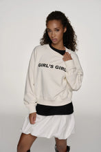 Lade das Bild in den Galerie-Viewer, Regular Sweater Girl´s Girl Warm White | Oh April x Saint Sass
