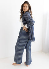 Lade das Bild in den Galerie-Viewer, Dunkelblaue Baumwollhose mit Spitzendetails
