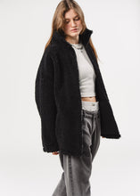 Lade das Bild in den Galerie-Viewer, Teddy Jacket Black | Karo Kauer Label
