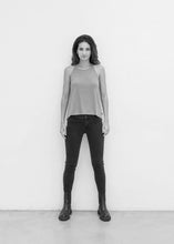Lade das Bild in den Galerie-Viewer, Top "TINA"  regular | Outryght - Schwarz, Weiß &amp; Faded Black (washed)
