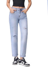 Lade das Bild in den Galerie-Viewer, Stretchy Mom Fit Jeans | Destroyed | HANNI
