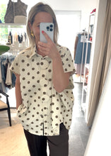 Lade das Bild in den Galerie-Viewer, Oversize Weste DOTS Statementknöpfe | Beige &amp; Braun
