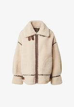 Lade das Bild in den Galerie-Viewer, Ariana Teddy Jacket  | Edited
