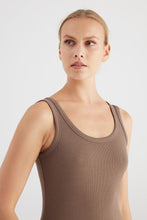 Lade das Bild in den Galerie-Viewer, Tanktop Olivia Taupe | C.O.J
