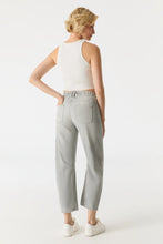 Lade das Bild in den Galerie-Viewer, Mid Waiste Ancle Jeans SELENA Light Grey | C.O.J

