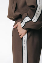 Lade das Bild in den Galerie-Viewer, Trackpants Vella Braun | Colourful Rebel
