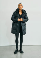 Lade das Bild in den Galerie-Viewer, 3/4 Pufferjacke „Abby“ Black  | Withblack
