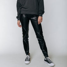 Lade das Bild in den Galerie-Viewer, Kunstlederhose mit Nieten | Colourful Rebel - SUPER SALE
